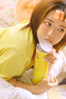 美女粉嫩酥胸